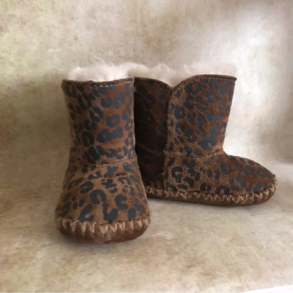 UGG Cassie Leopard Baby Booties - Picture 4 of 11